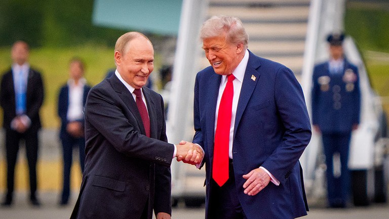 Tổng thống Nga Vladimir Putin gặp Tổng thống Hoa Kỳ Donald Trump tại Anchorage, Alaska vào ngày 15 tháng 8 năm 2025. (Ảnh: Getty Images)