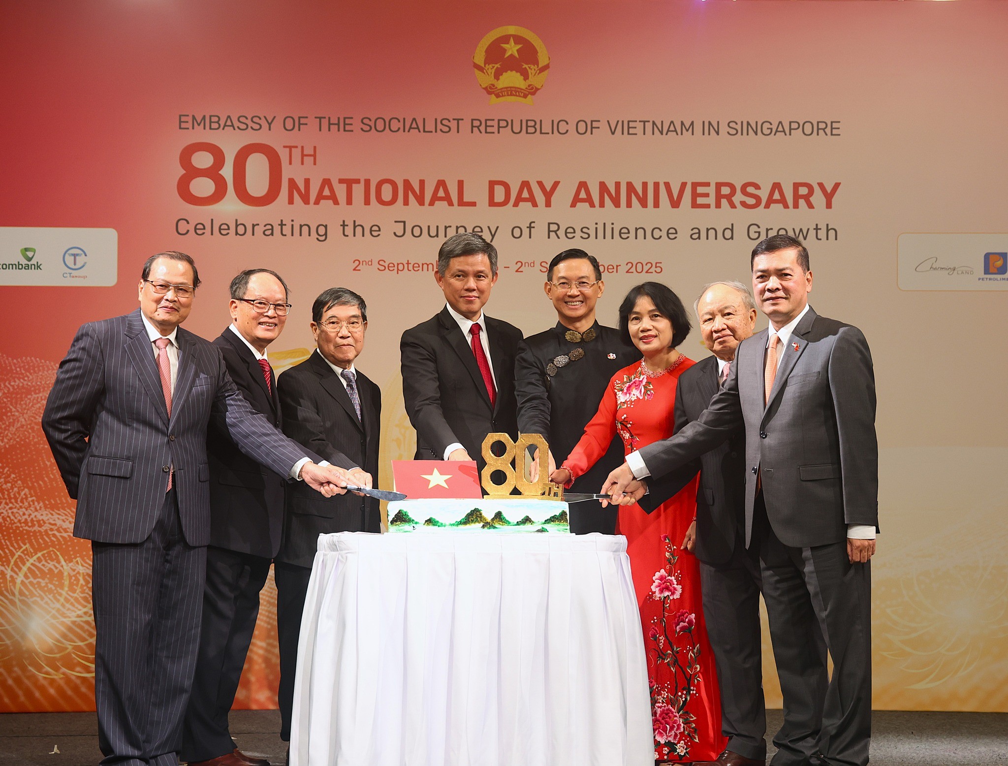 Đại sứ Việt Nam tại Singapore Trần Phước Anh, Bộ trưởng Bộ Quốc phòng Singapore kiêm Bộ trưởng đặc trách Dịch vụ Công, ông Chan Chun Sing cùng các Đại sứ Việt Nam đã từng có nhiệm kỳ công tác tại Singapore cắt bánh mừng Quốc khánh.