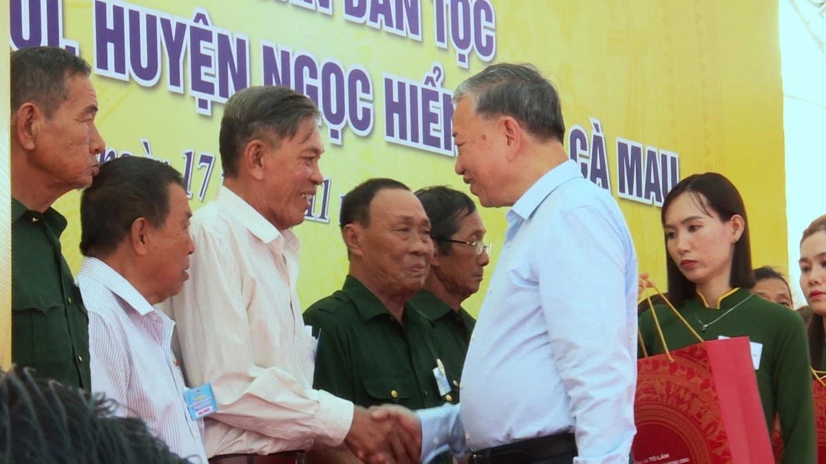 Tổng Bí thư Tô Lâm trao quà cho các hộ dân thuộc diện gia đình chính sách ở xã Đất Mũi, huyện Ngọc Hiển, tỉnh Cà Mau (cũ), ngày 17/11/2024. (Ảnh: Báo Tuổi trẻ)