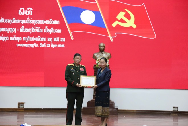 Bộ Văn hóa và du lịch Lào trao “Bằng công nhận Đường Trường Sơn-Đường Hồ Chí Minh trên đất nước Lào” là Di tích lịch sử cấp quốc gia Lào cho Bộ Quốc phòng Lào. (Ảnh: Xuân Tú/TTXVN)