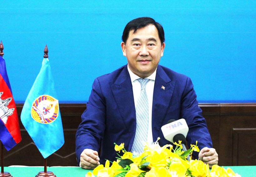 Ông Suos Yara trả lời phỏng vấn TTXVN và các cơ quan báo chí Việt Nam thường trú tại Phnom Penh.