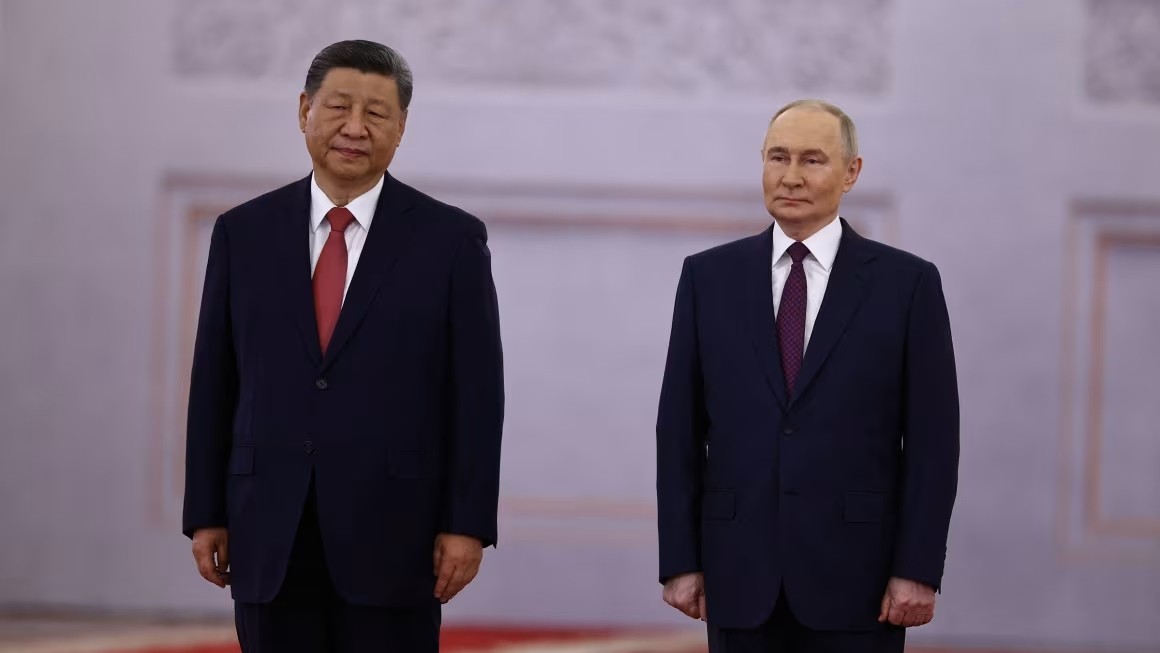 Tổng thống Nga Vladimir Putin đón Chủ tịch Trung Quốc Tập Cận Bình tại Điện Kremlin, Moscow, ngày 08/5/2025. (Ảnh: Reuters)