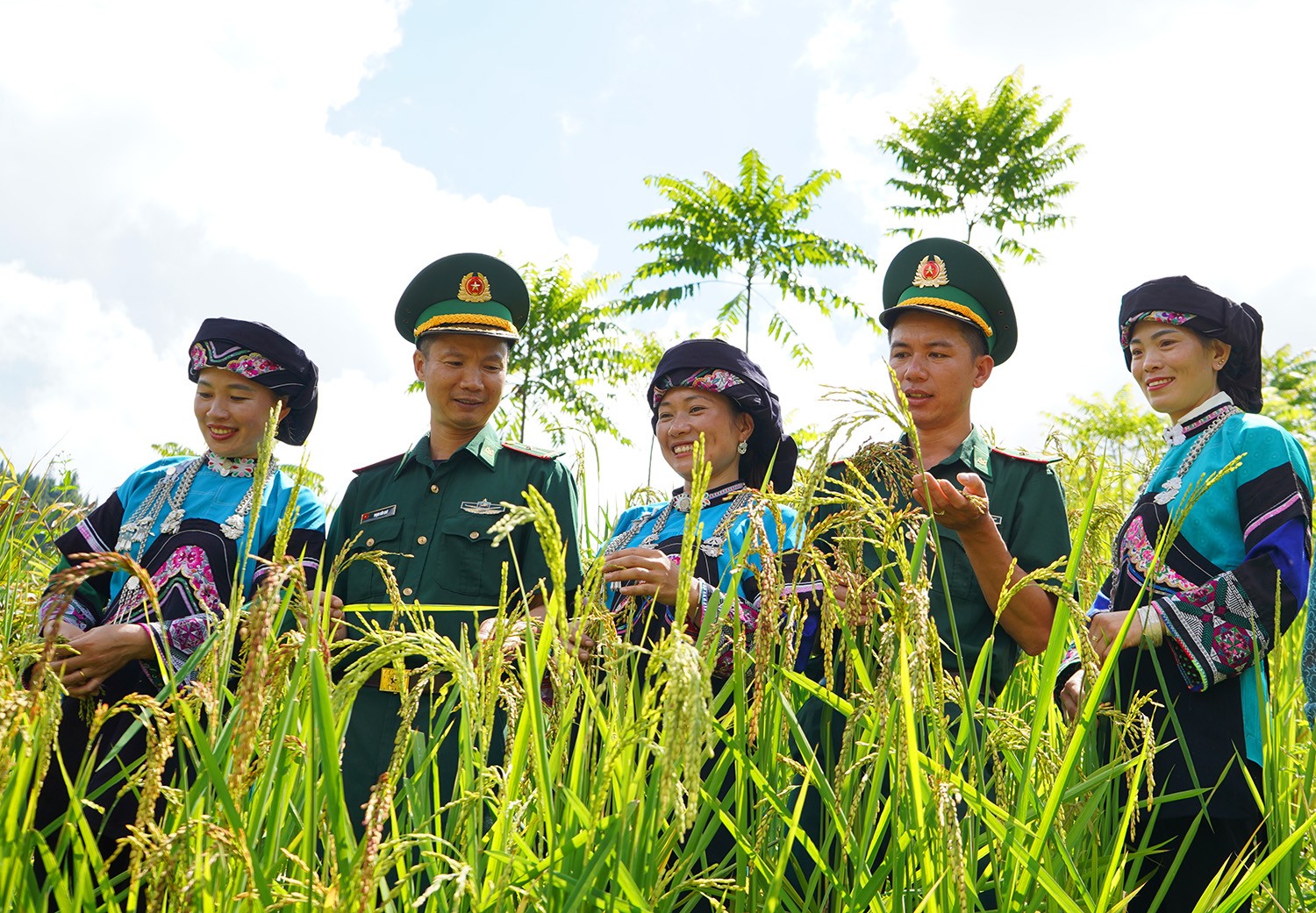 Bộ đội Biên phòng Mường Khương hướng dẫn đồng bào phát triển kinh tế_Nguồn: muongkhuong.laocai.gov.vn