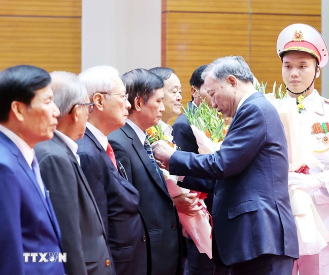 Tổng Bí thư Tô Lâm trao tặng Huy hiệu Đảng cho các đồng chí lão thành cách mạng, nguyên lãnh đạo cao cấp của Đảng, Nhà nước, ngày 18/8/2025. (Ảnh: Thống Nhất)