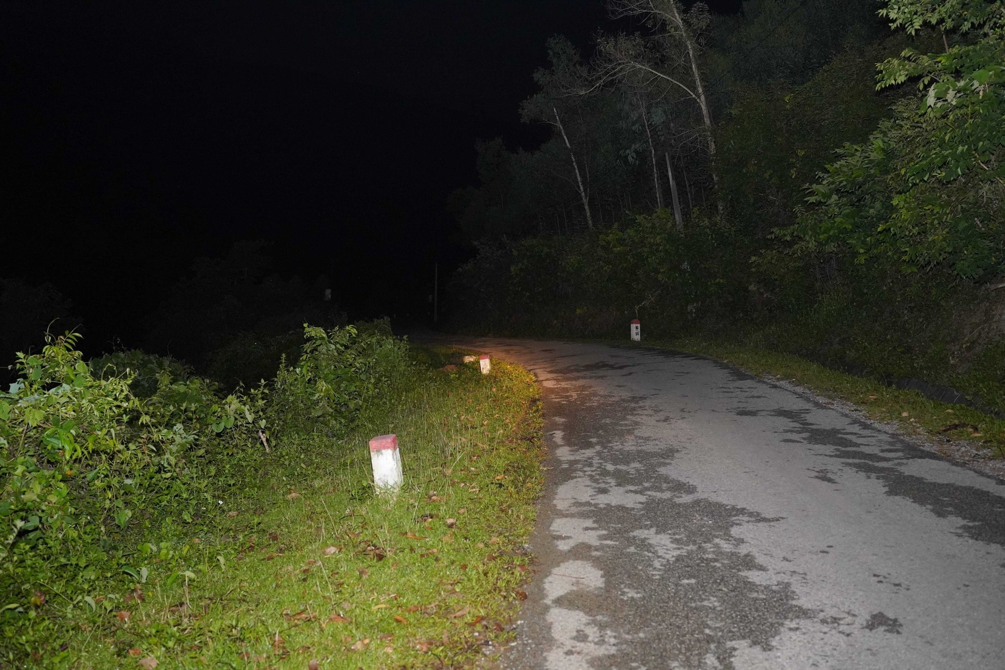 Ảnh 1. Cung đường 4,5km từ Quan Sơn đến Hữu Kiên (Lạng Sơn) từng là nỗi ám ảnh với người dân vì đèo dốc quanh co. “Khi khảo sát địa hình này, chúng tôi thấy nếu người dân phải di chuyển vào buổi tối, đặc biệt trong những ngày mưa bão mà không có đèn thì rất nguy hiểm”, Chị Lý Thị Ngọc Dung, Bí thư Đoàn Thanh niên Trường Đại học Văn hóa Hà Nội, chia sẻ. Đây là lý do mà đội sinh viên tình nguyện của trường, với sự đồng hành của Quỹ Vì tương lai xanh, quyết tâm mang “ánh sáng xanh” đến cho bà con nơi đây.