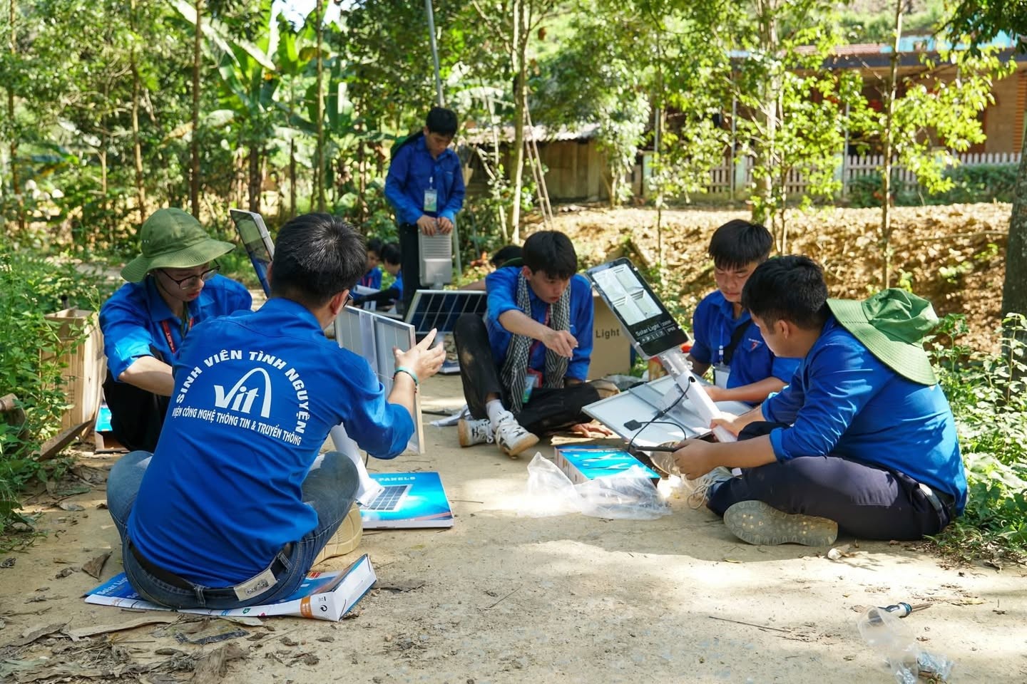 Cũng trong chương trình này, đội tình nguyện của Đại học Bách Khoa Hà Nội đã hoàn thành lắp đặt 105 cột đèn tại Thái Nguyên và Ninh Bình. Quá trình thi công đòi hỏi độ chính xác cao, các kỹ thuật viên sinh viên đã tính toán kỹ từ việc khoan lỗ trên nền đất đá cứng đến việc lắp đặt tấm pin để tối ưu hóa khả năng hấp thụ, đảm bảo độ chiếu sáng ổn định và lâu dài.