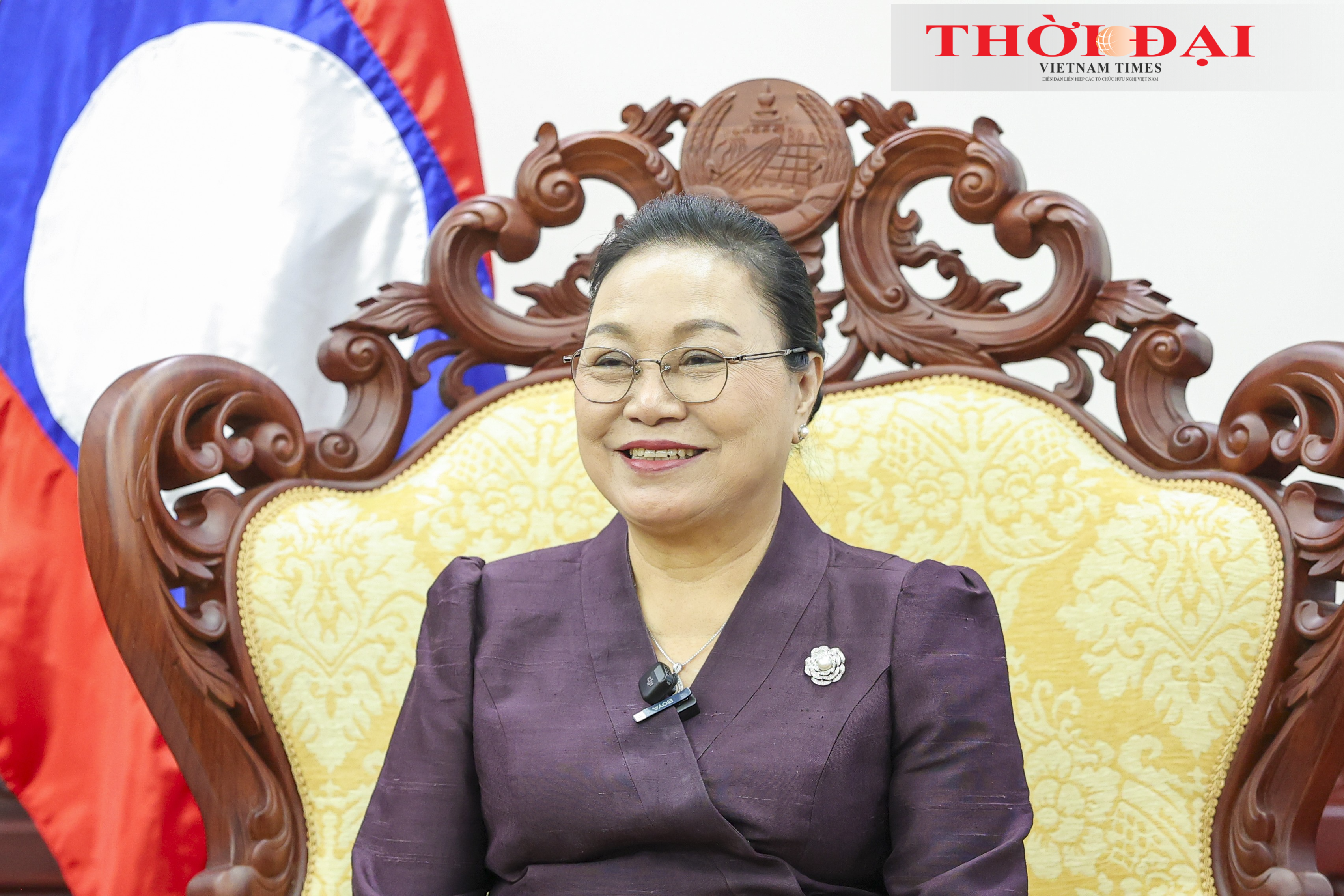 Đại sứ đặc mệnh toàn quyền nước Cộng hòa Dân chủ Nhân dân Lào tại Việt Nam Khamphao Ernthavanh trả lời phỏng vấn của phóng viên tạp chí Thời Đại. (Ảnh: Đinh Hòa)