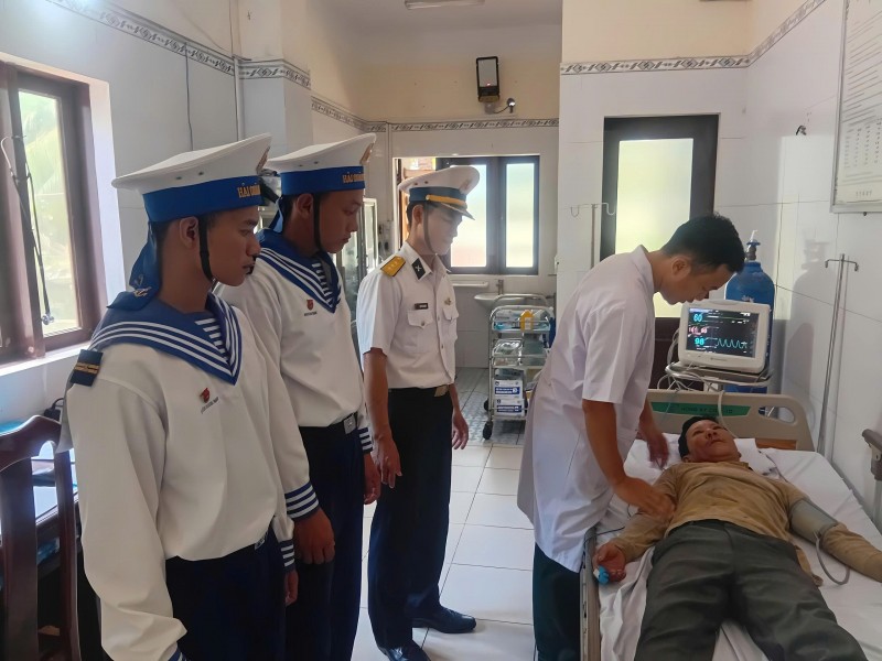 Quân y Đảo Trường Sa kịp thời cấp cứu ngư dân bị đột quỵ
