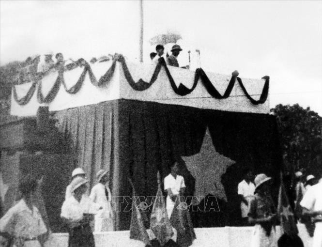 Ngày 2/9/1945, tại Quảng trường Ba Đình, Chủ tịch Hồ Chí Minh đọc Tuyên ngôn Độc lập, khai sinh nước Việt Nam Dân chủ Cộng hòa.