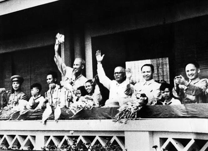Chủ tịch Hồ Chí Minh và Đoàn Chủ tịch chào đón các đoàn đi qua lễ đài trong Lễ duyệt binh kỷ niệm 10 năm Quốc khánh (2/9/1955) tại Quảng trường Ba Đình, Hà Nội.
