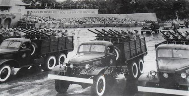 Lễ duyệt binh kỷ niệm 10 năm Quốc khánh (2/9/1955) trên Quảng trường Ba Đình, Hà Nội.