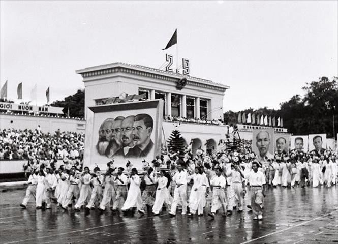 Diễu hành trên Quảng trường Ba Đình mừng Ngày Quốc khánh 2/9/1960.