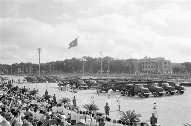 Ngày 2/9/1975, hơn 40 vạn nhân dân Thủ đô cùng lực lượng vũ trang tham dự mít tinh, diễu binh, diễu hành kỷ niệm 30 năm thành lập nước Việt Nam Dân chủ Cộng hòa.