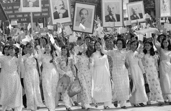 Ngày 2/9/1975, hơn 40 vạn nhân dân Thủ đô cùng lực lượng vũ trang tham dự mít tinh, diễu binh, diễu hành kỷ niệm 30 năm thành lập nước Việt Nam Dân chủ Cộng hòa.