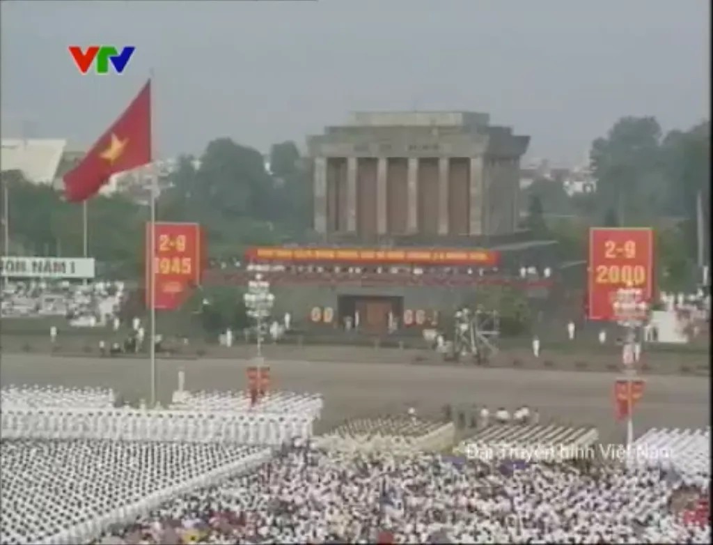 Lễ mít tinh - diễu binh - diễu hành kỷ niệm 55 năm ngày Cách mạng tháng 8 thành công và Quốc khánh 2/9, ngày 2/9/2000. (Ảnh: VTV)