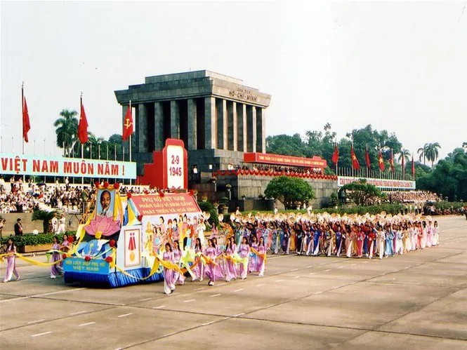 Hàng ngàn người thuộc các lực lượng quân đội, công an, ngành Thể dục thể thao, Văn hóa nghệ thuật và quần chúng nhân dân đã tham dự Lễ diễu binh, diễu hành kỷ niệm 60 năm Cách mạng Tháng Tám và Quốc khánh nước Cộng hòa XHCN Việt Nam