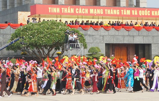 Sáng 2/9/2015, tại Quảng trường Ba Đình (Hà Nội), Ban Chấp hành Trung ương Đảng Cộng sản Việt Nam, Quốc hội, Chủ tịch Nước, Chính phủ, Ủy ban Trung ương MTTQ Việt Nam và Thành phố Hà Nội tổ chức trọng thể Lễ mít tinh, diễu binh, diễu hành Kỷ niệm 70 năm Cách mạng tháng Tám (19/8/1945 - 19/8/2015) và Quốc khánh nước Cộng hòa xã hội Chủ nghĩa Việt Nam (2/9/1945 - 2/9/2015).