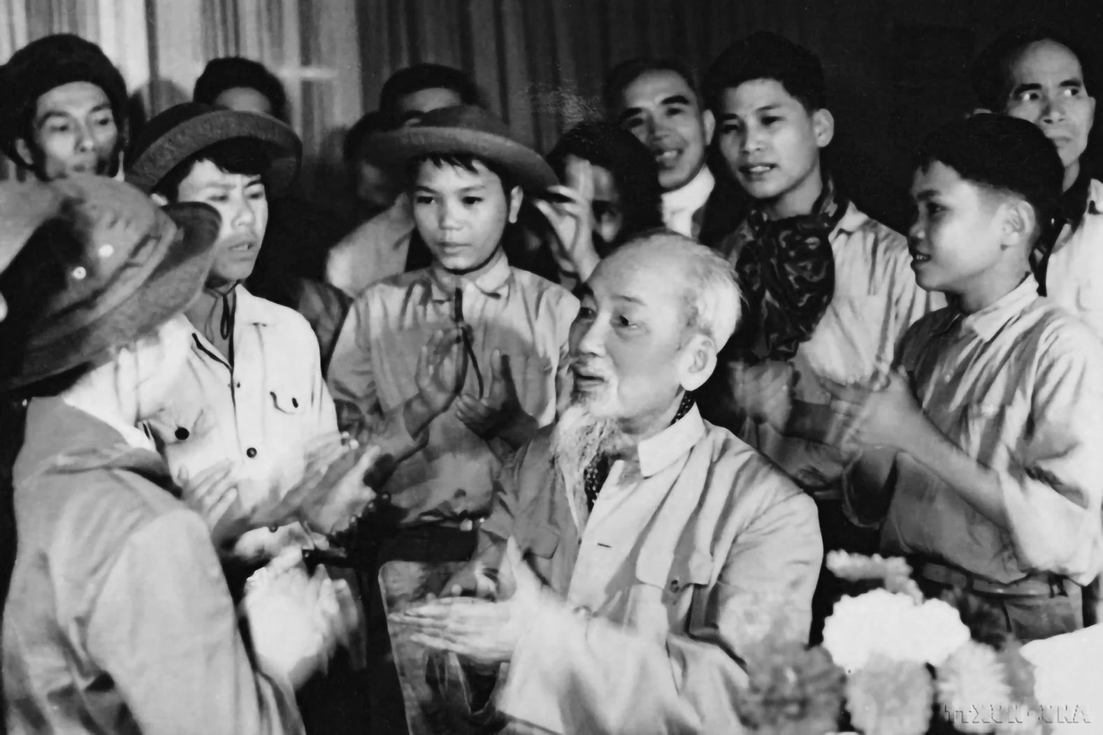 Chủ tịch Hồ Chí Minh gặp các thiếu nhi dũng sĩ miền nam tại Phủ Chủ tịch, năm 1968. (Ảnh: TTXVN)