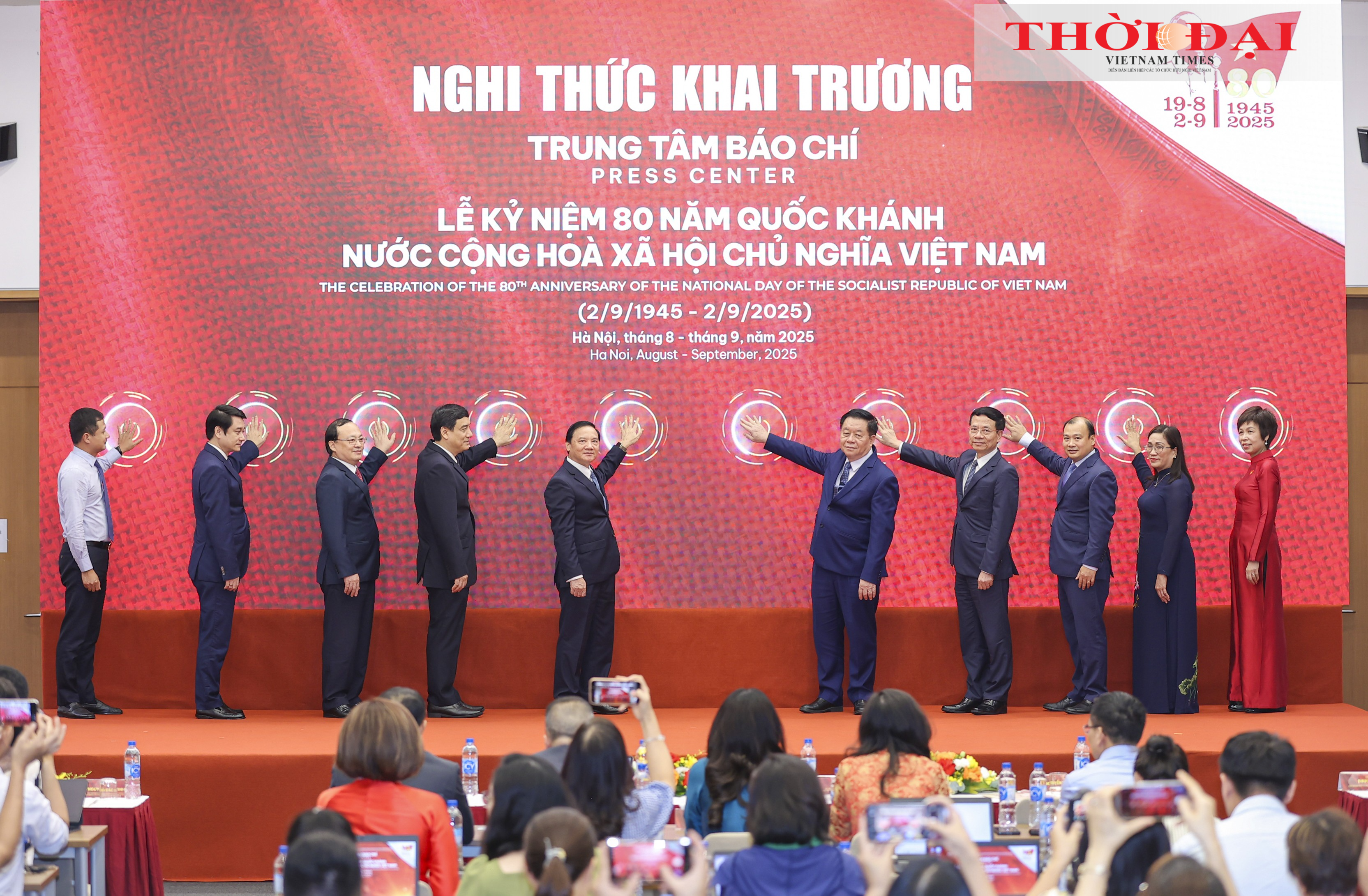 Trưởng ban Tuyên giáo và Dân vận Trung ương Nguyễn Trọng Nghĩa, Phó Chủ tịch Quốc hội Nguyễn Khắc Định và các đại biểu đã thực hiện nghi thức bấm nút khai trương trung tâm báo chí Lễ kỷ niệm 80 năm Quốc khánh nước Cộng hòa xã hội chủ nghĩa Việt Nam. (AẢnh: Đinh Hòa)