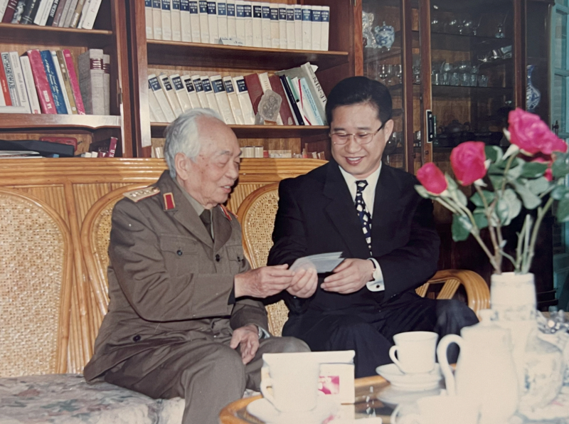 Cuộc gặp với Đại tướng Võ Nguyên Giáp vào năm 2000 đã thôi thúc ông Lý Xương Căn trở về Việt Nam lập nghiệp. (Ảnh: NVCC).