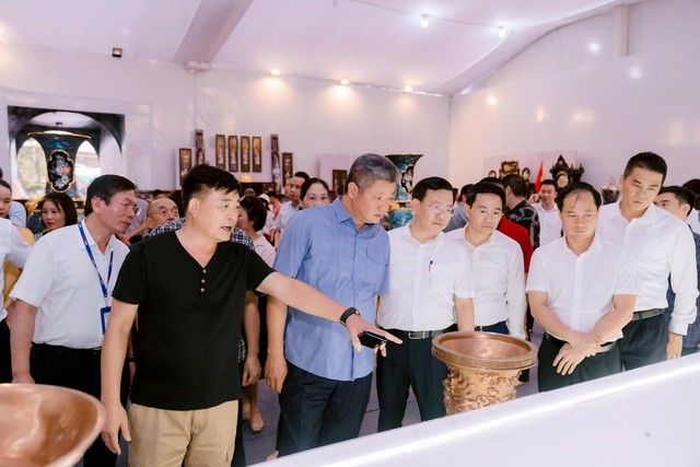 Ông Nguyễn Mạnh Quyền và đoàn công tác tham quan một số khu vực trưng bày.  (Ảnh: T.L)