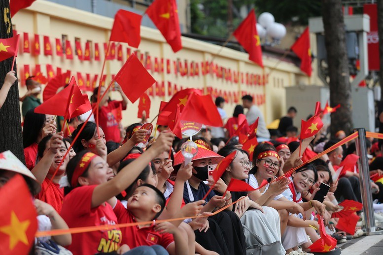 Người dân đến Hà Nội để thưởng thức màn diễu binh, diễu hành lịch sử. (Ảnh: T.L)