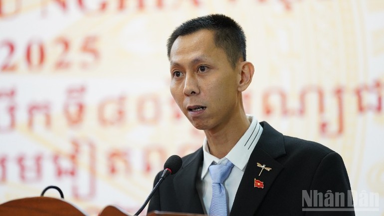 Ông Nguyễn Thanh Tân thay mặt Tổng Lãnh sự quán Việt Nam tại Battambang phát biểu tại buổi lễ. (Ảnh: ĐINH TRƯỜNG)