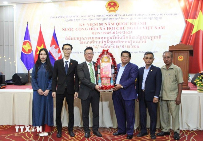 Các đoàn đại biểu chúc mừng Tổng Lãnh sự quán Việt Nam tại Battambang nhân dịp kỷ niệm 80 năm Quốc khánh 2/9. (Ảnh: Hoàng Minh/TTXVN)
