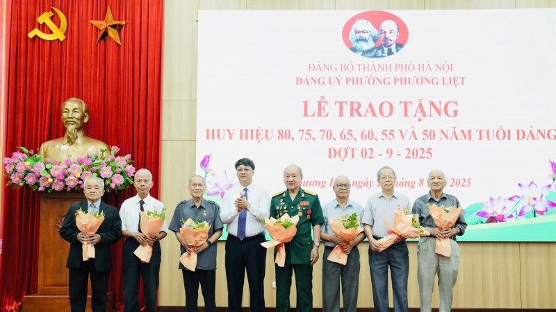 Phường Phương Liệt: Tôn vinh 245 đảng viên qua Lễ trao Huy hiệu Đảng đợt 2/9