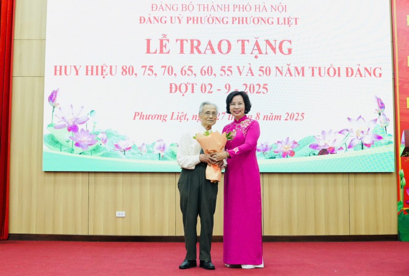 Ủy viên Ban Thường vụ Thành ủy, Phó Chủ tịch Thường trực Ủy ban MTTQ Việt Nam thành phố Hà Nội Bùi Huyền Mai trao Huy hiệu Đảng tặng các đảng viên lão thành. (Ảnh: T.L)