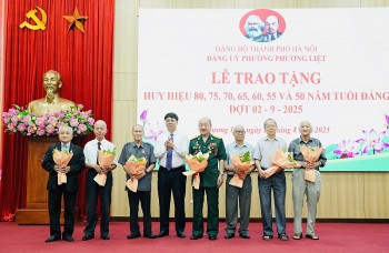 Phường Phương Liệt: Tôn vinh 245 đảng viên qua Lễ trao Huy hiệu Đảng đợt 2/9