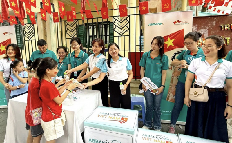 Cán bộ Hội LHPN phường Ba Đình, Hà Nội, phục vụ nước uống cho nhân dân đi xem tổng hợp luyện diễu binh, diễu hành Cán bộ Hội LHPN phường Ba Đình, Hà Nội, phục vụ nước uống cho nhân dân đi xem tổng hợp luyện diễu binh, diễu hành