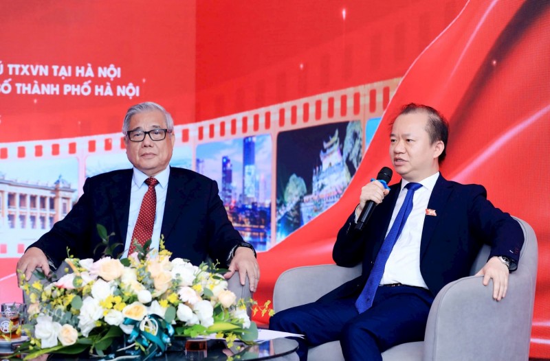 PGS.TS Bùi Hoài Sơn trao đổi tại Tọa đàm. (Ảnh: T.L)