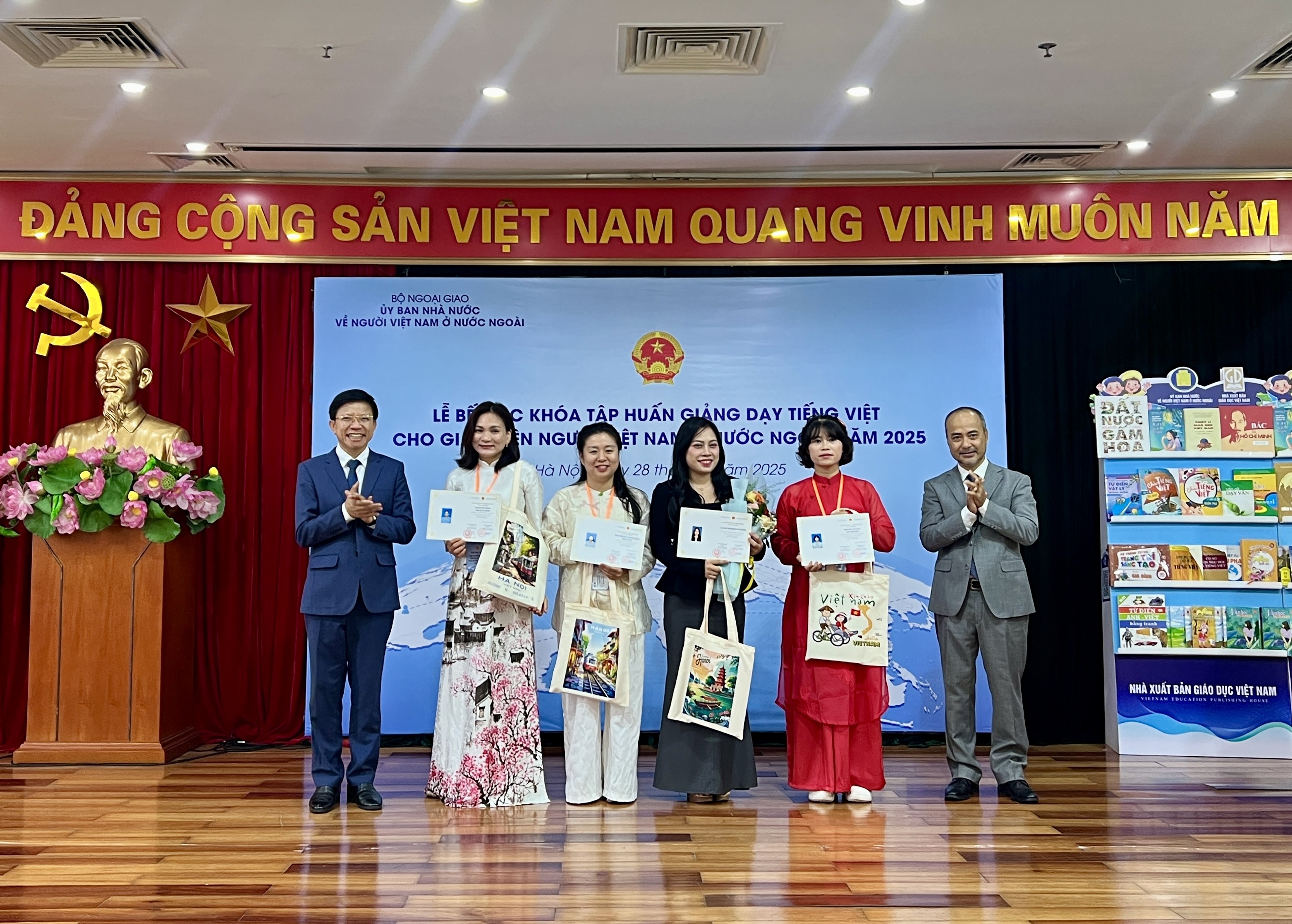 Nâng cao chất lượng giảng dạy, gìn giữ tiếng Việt khắp năm châu
