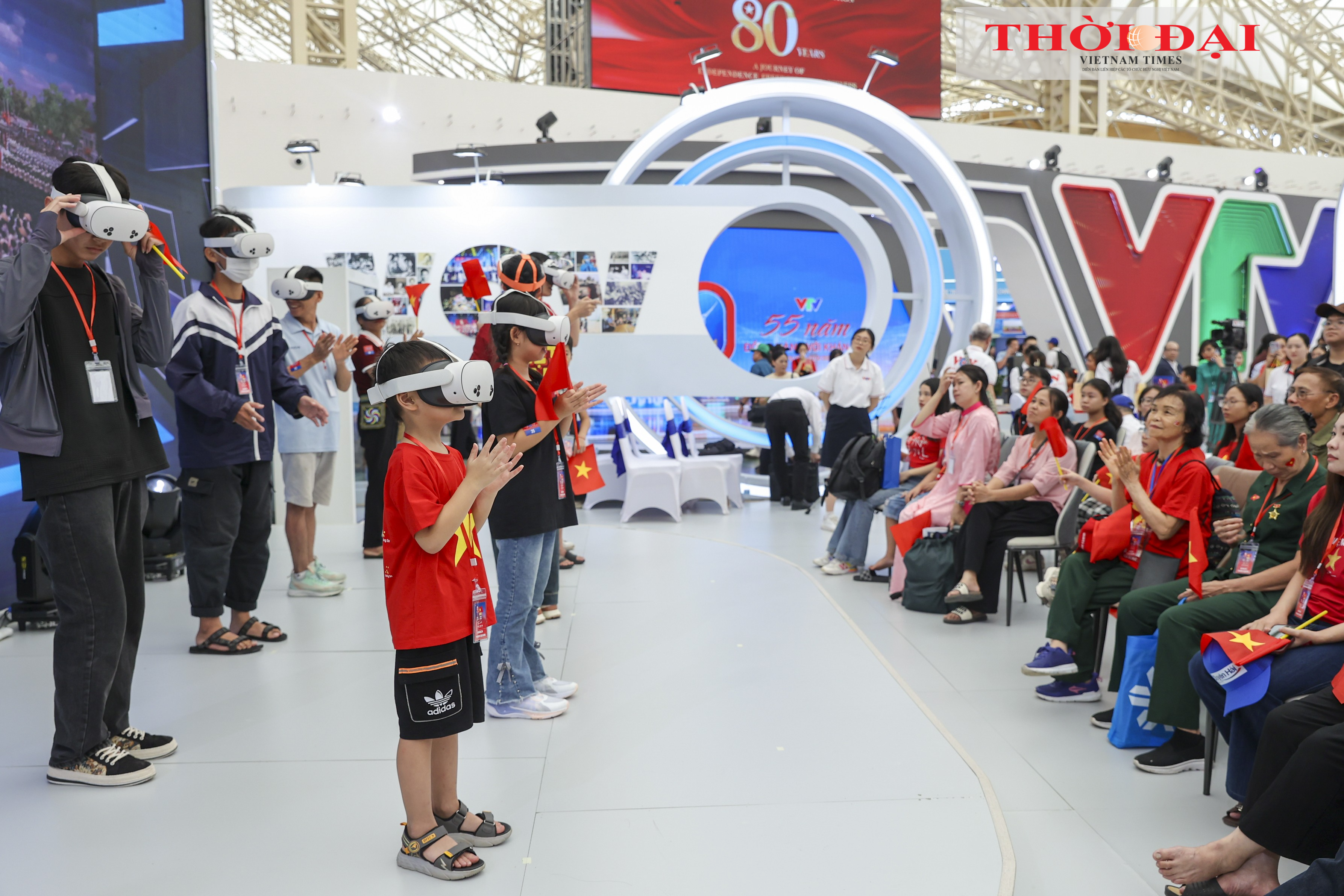 Các khách tham quan nhí trải nghiệ công nghệ thực tế ảo tại gian trưng bày của Đài Truyền hình Việt Nam. (Ảnh: Đinh Hòa) Các khách tham quan nhí trải nghiệ công nghệ thực tế ảo tại gian trưng bày của Đài Truyền hình Việt Nam. (Ảnh: Đinh Hòa)