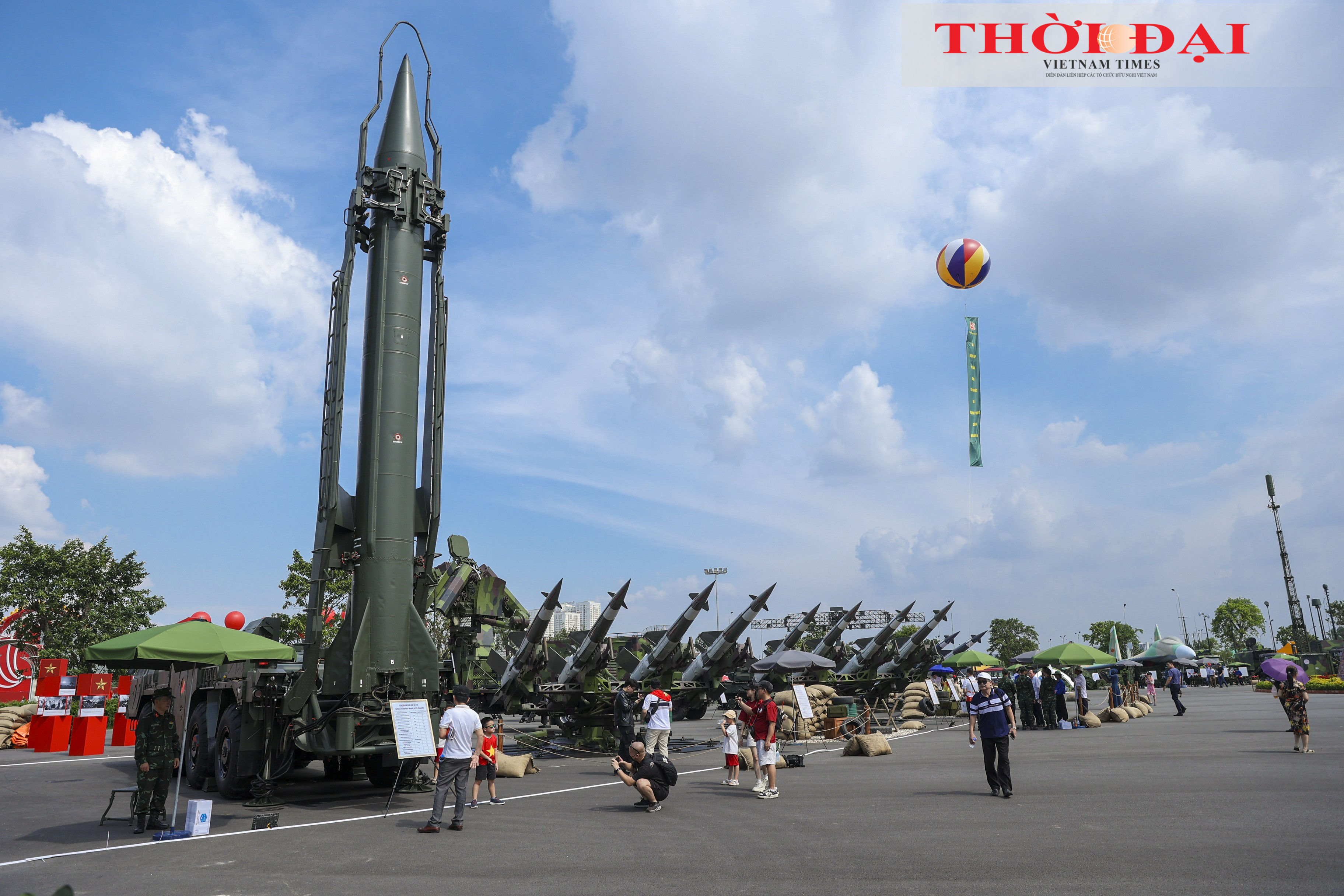 Không gian trưng bày ‘Thanh gươm và lá chắn’ do Bộ Công an và Bộ Quốc phòng thực hiện, giới thiệu nhiều khí tài hiện đại, thu hút đông đảo khách tham quan. (Ảnh: Đinh Hòa) Không gian trưng bày ‘Thanh gươm và lá chắn’ do Bộ Công an và Bộ Quốc phòng thực hiện, giới thiệu nhiều khí tài hiện đại, thu hút đông đảo khách tham quan. (Ảnh: Đinh Hòa)