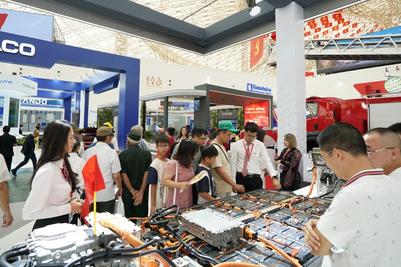 Hệ khung pin xe điện E-GMP được trang bị trên xe điện Hyundai là một bước đột phá trong công nghệ xe điện, hỗ trợ mục tiêu phát triển bền vững với hiệu suất cao và khả năng sạc nhanh. Hệ thống này giúp tối ưu hóa năng lượng, giảm chi phí và mở ra tương lai cho xe điện với thiết kế linh hoạt và tính ứng dụng cao.
