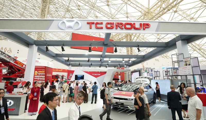 Khách tham quan hào hứng tham quan không gian triển lãm của TC Group và được giới thiệu về những sản phẩm như xe Hyundai IONIQ 5, hệ khung gầm MQB của Volkswagen ứng dụng trên các dòng xe của Skoda.