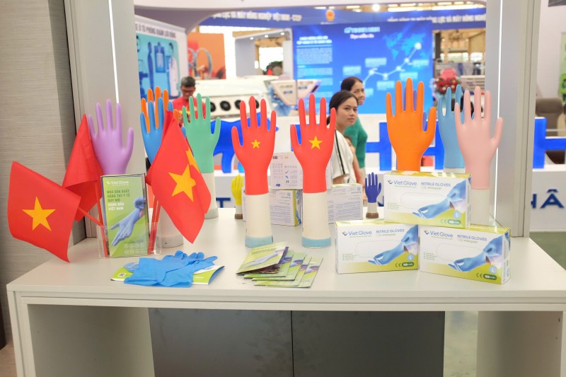Các sản phẩm găng tay y tế của Viet Glove - một trong những đơn vị trực thuộc TC Group, Viet Glove đạt năng lực sản xuất 10 tỷ chiếc/ năm, với các thị trường xuất khẩu là Nhật Bản, Mỹ, EU…