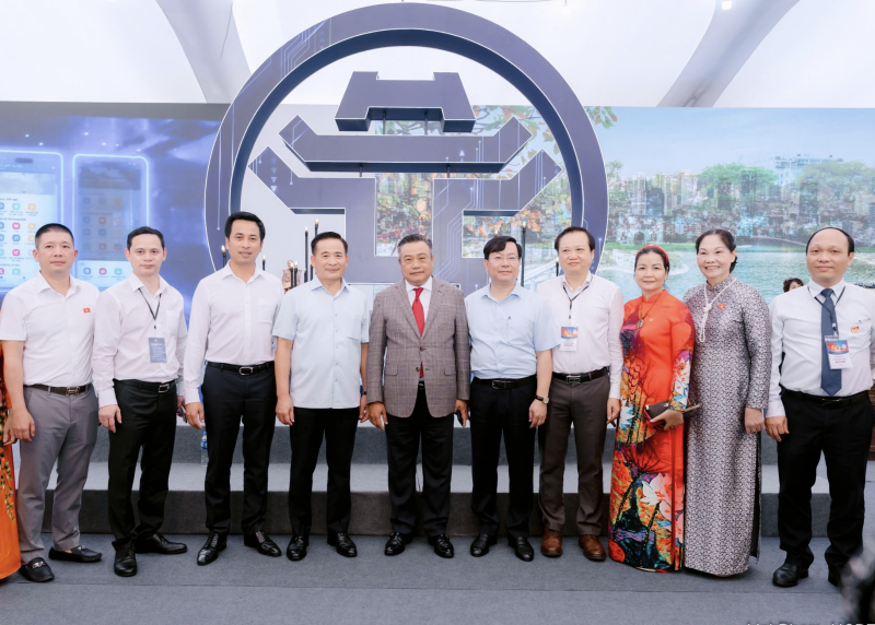 Chủ tịch UBND thành phố Hà Nội Trần Sỹ Thanh cùng lãnh đạo các sở, ngành tham quan “Không gian Truyền thống và Sáng tạo Hà Nội 2025”. (Ảnh: T.L)