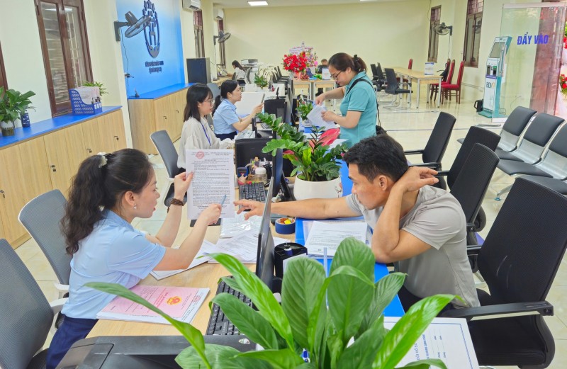 Người dân đến thực hiện thủ tục hành chính tại Điểm phục vụ hành chính công. Người dân đến thực hiện thủ tục hành chính tại Điểm phục vụ hành chính công.