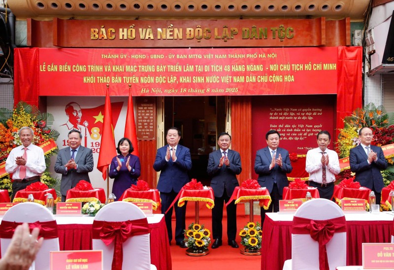 ắt băng khai mạc trưng bày triển lãm tại di tích 48 Hàng Ngang - nơi Chủ tịch Hồ Chí Minh khởi thảo bản “Tuyên ngôn độc lập”. (Ảnh: T.L) ắt băng khai mạc trưng bày triển lãm tại di tích 48 Hàng Ngang - nơi Chủ tịch Hồ Chí Minh khởi thảo bản “Tuyên ngôn độc lập”. (Ảnh: T.L)