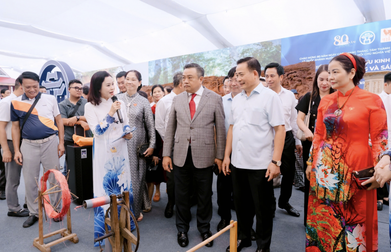 Chủ tịch UBND Thành phố Trần Sỹ Thanh kỳ vọng nhiều sản phẩm được trưng bày tại triển lãm sẽ tìm được thị trường rộng mở hơn. (Ảnh: T.L)