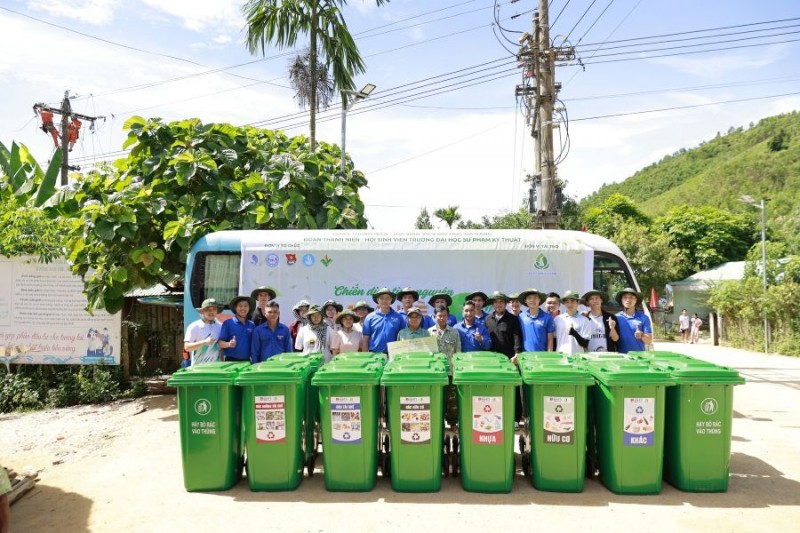 Chiến sĩ Mùa hè Xanh gieo “mầm xanh” từ những thùng rác nhỏ