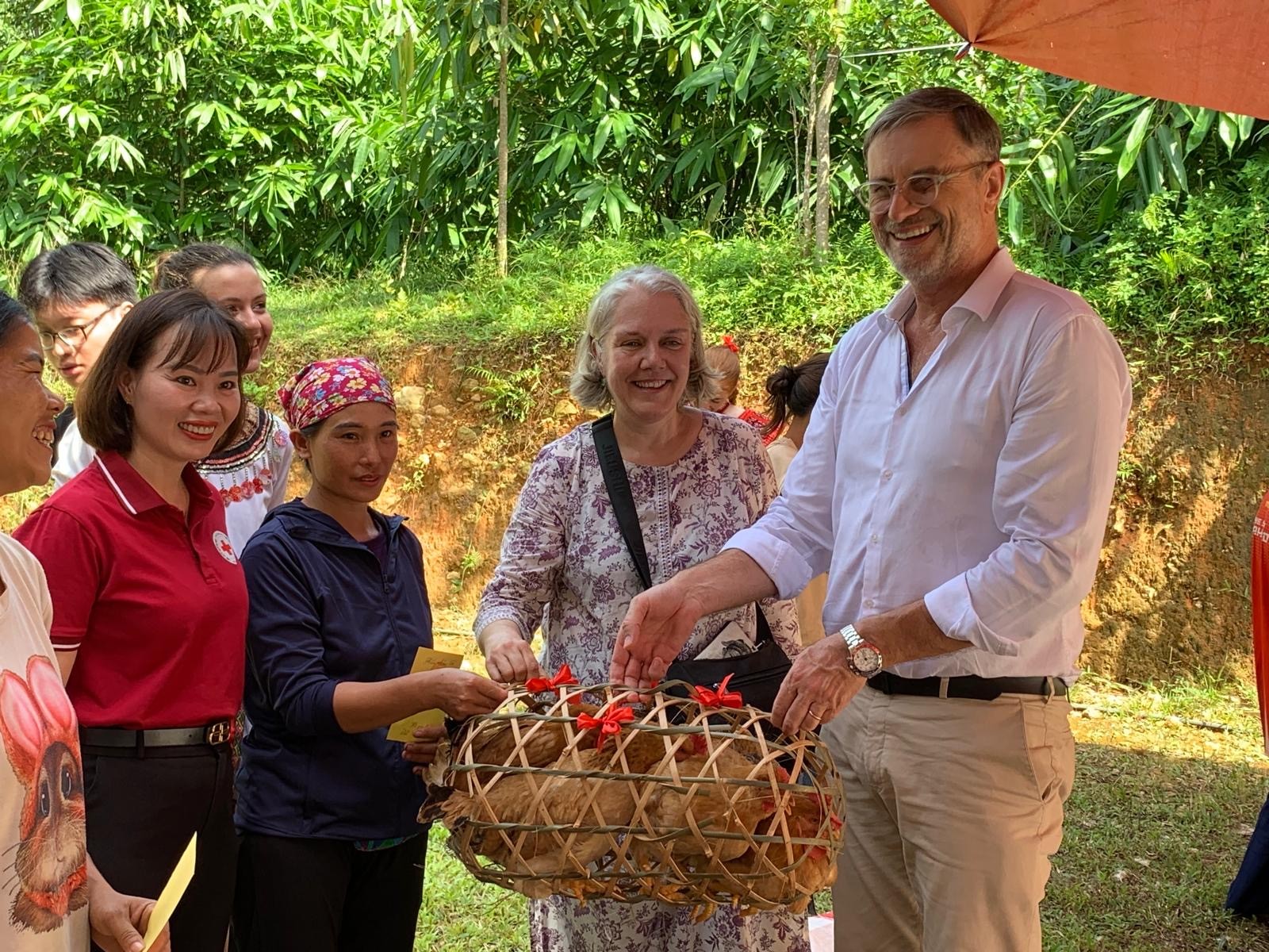 Tổ chức EPVN cùng với ông Olivier Brochet – Đại sứ Pháp tại Việt Nam trao tặng gà mái và lợn nái cho các hộ gia đình có hoàn cảnh khó khăn tại Khuổi Châu, Hà Giang