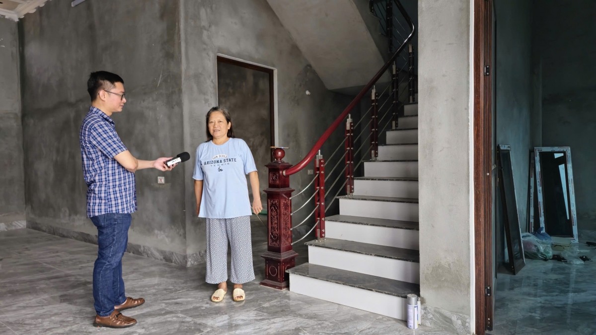 Bà Vũ Thị Bích An, ở thôn Cửa Cải, xã Bản Xèo, tỉnh Lào Cai trong ngôi nhà mới. Ảnh: VOV.VN