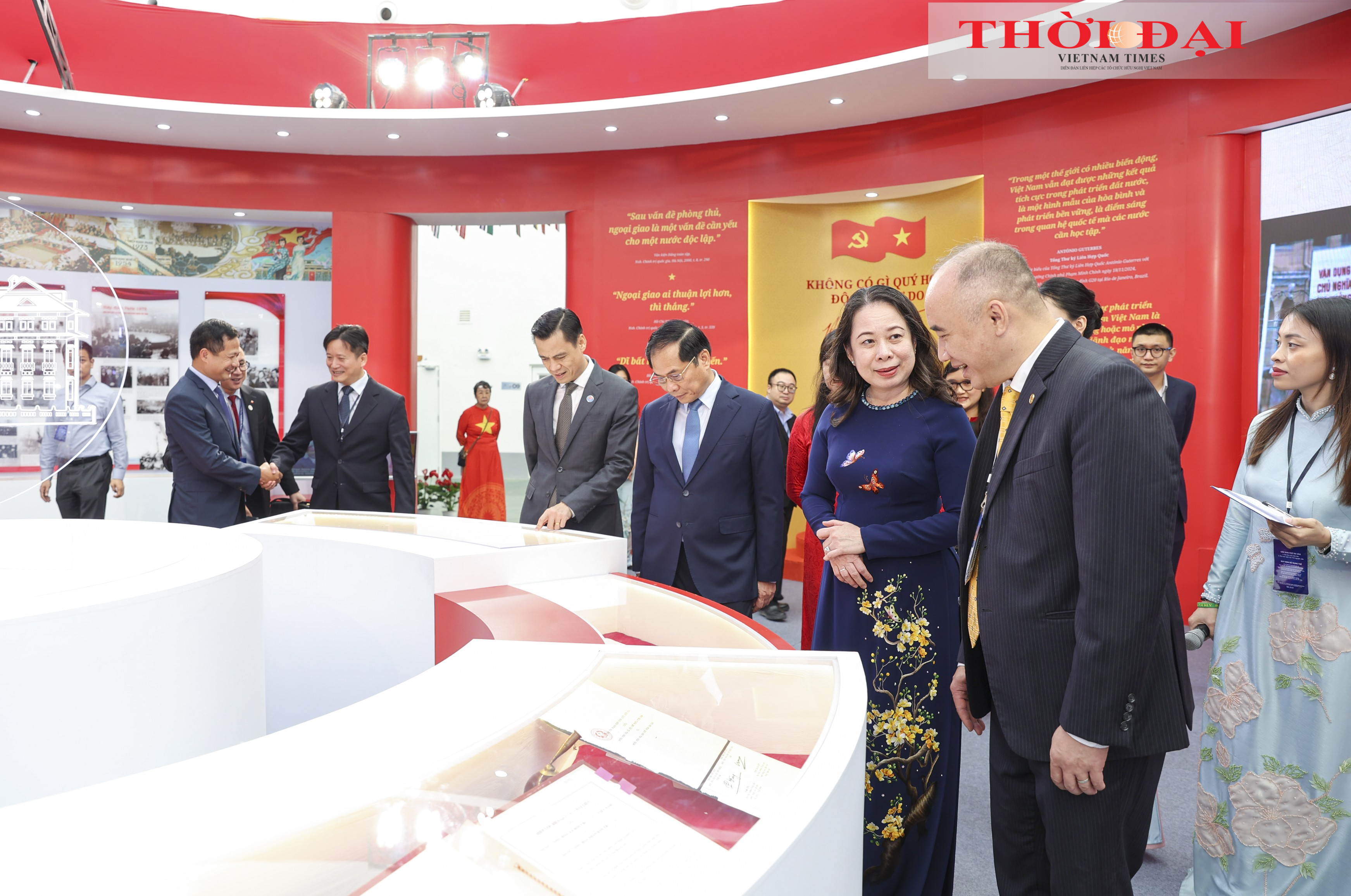 Là một trong những bộ đầu tiên của Chính phủ lâm thời nước Việt Nam Dân chủ Cộng hòa, Bộ Ngoại giao do Chủ tịch Hồ Chí Minh sáng lập và giữ cương vị Bộ trưởng đầu tiên. Trải qua hai cuộc kháng chiến và gần 40 năm Đổi mới, ngoại giao luôn đi trước mở đường, góp phần đưa Việt Nam từ một dân tộc thuộc địa trở thành quốc gia năng động, uy tín trong khu vực và thế giới. (Ảnh: Đinh Hòa) Là một trong những bộ đầu tiên của Chính phủ lâm thời nước Việt Nam Dân chủ Cộng hòa, Bộ Ngoại giao do Chủ tịch Hồ Chí Minh sáng lập và giữ cương vị Bộ trưởng đầu tiên. Trải qua hai cuộc kháng chiến và gần 40 năm Đổi mới, ngoại giao luôn đi trước mở đường, góp phần đưa Việt Nam từ một dân tộc thuộc địa trở thành quốc gia năng động, uy tín trong khu vực và thế giới. (Ảnh: Đinh Hòa)