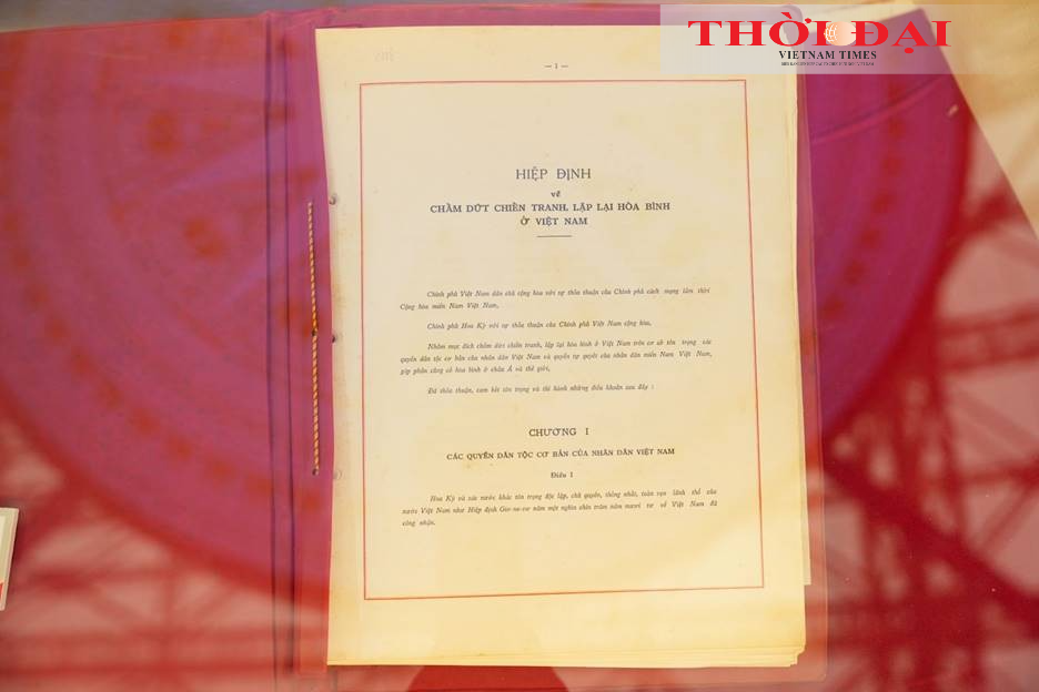 Gian trưng bày giới thiệu nhiều câu chuyện ít được biết đến, những văn kiện ngoại giao - pháp lý đã trở thành mốc son lịch sử, cùng số liệu và dấu ấn nổi bật của ba trụ cột: Đối ngoại Đảng, Ngoại giao Nhà nước và Đối ngoại nhân dân. (Ảnh: Diệu An) Gian trưng bày giới thiệu nhiều câu chuyện ít được biết đến, những văn kiện ngoại giao - pháp lý đã trở thành mốc son lịch sử, cùng số liệu và dấu ấn nổi bật của ba trụ cột: Đối ngoại Đảng, Ngoại giao Nhà nước và Đối ngoại nhân dân. (Ảnh: Diệu An)
