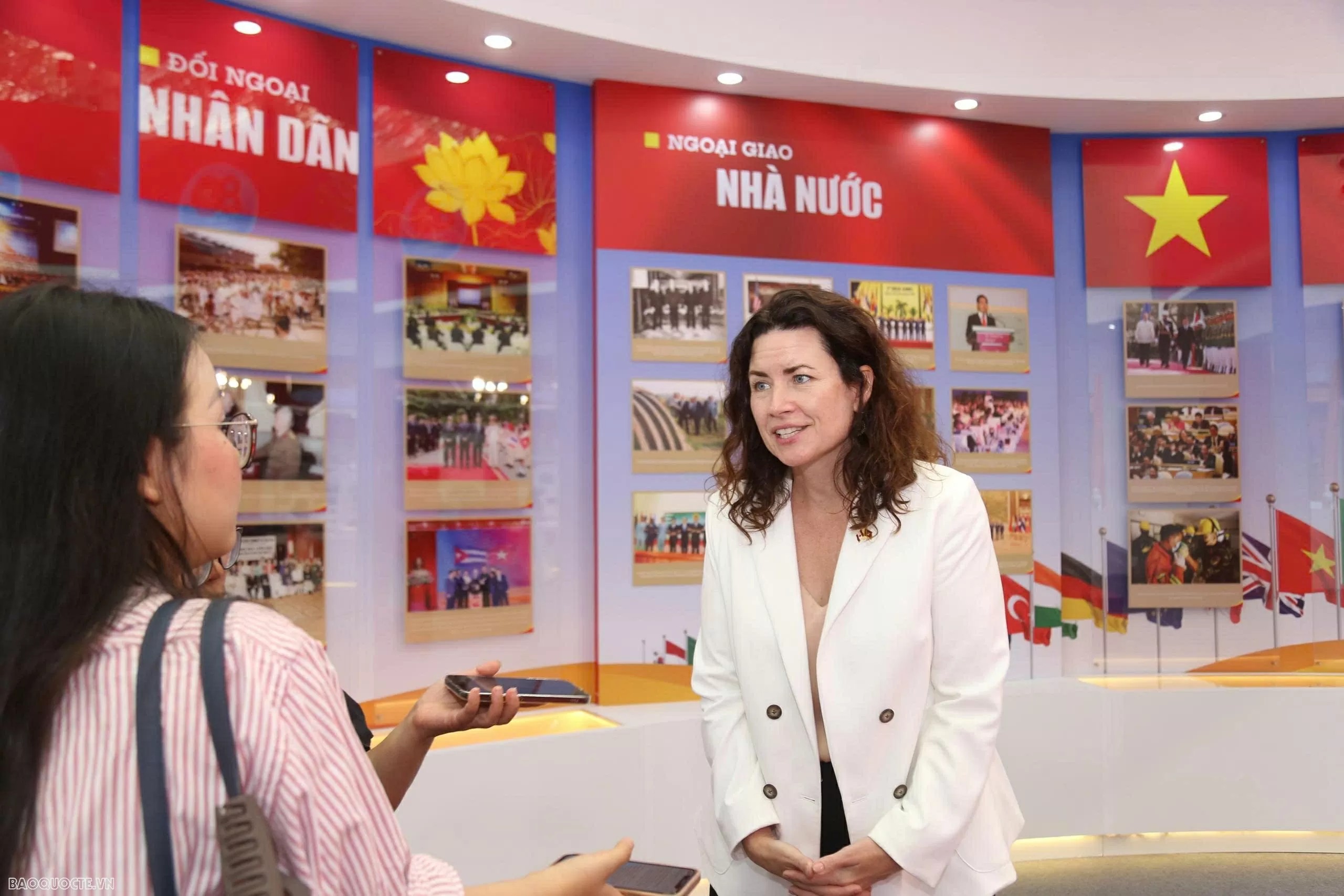 Đại biện lâm thời Canada tại Việt Nam, bà Leigh McCumber, bày tỏ ấn tượng với quy mô và sự chuẩn bị công phu của triển lãm, đồng thời khẳng định mong muốn tiếp tục thúc đẩy quan hệ ngoại giao gần gũi, giao lưu nhân dân và thương mại giữa Canada và Việt Nam. Nhân dịp Quốc khánh, bà gửi lời chúc sức khỏe, thịnh vượng và hạnh phúc tới Chính phủ và nhân dân Việt Nam. (Ảnh: Báo Thế giới & Việt Nam) Đại biện lâm thời Canada tại Việt Nam, bà Leigh McCumber, bày tỏ ấn tượng với quy mô và sự chuẩn bị công phu của triển lãm, đồng thời khẳng định mong muốn tiếp tục thúc đẩy quan hệ ngoại giao gần gũi, giao lưu nhân dân và thương mại giữa Canada và Việt Nam. Nhân dịp Quốc khánh, bà gửi lời chúc sức khỏe, thịnh vượng và hạnh phúc tới Chính phủ và nhân dân Việt Nam. (Ảnh: Báo Thế giới & Việt Nam)