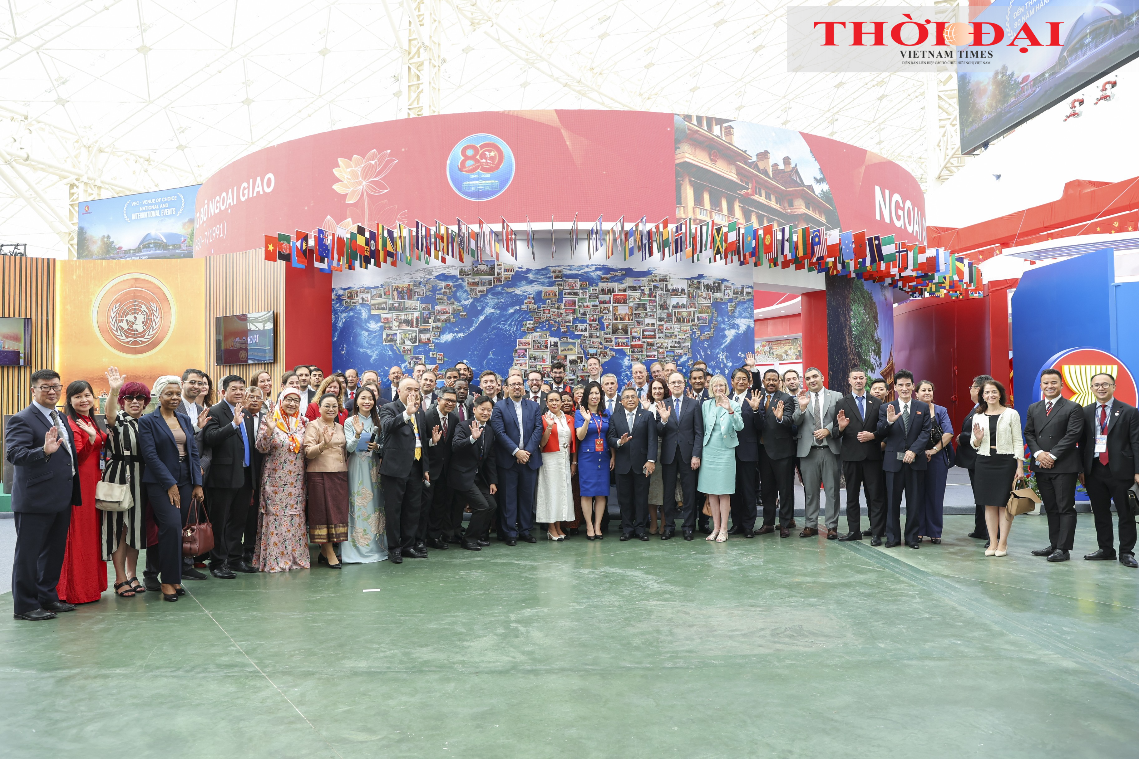 Ngoại giao đoàn chụp ảnh lưu niệm tại khu trưng bày Bộ Ngoại giao. (Ảnh: Đinh Hòa) Ngoại giao đoàn chụp ảnh lưu niệm tại khu trưng bày Bộ Ngoại giao. (Ảnh: Đinh Hòa)